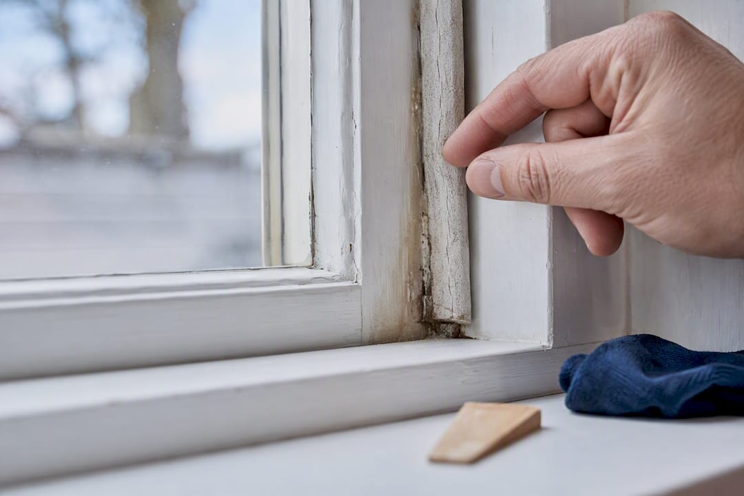 Närbild på torr tätningslist i träfönster