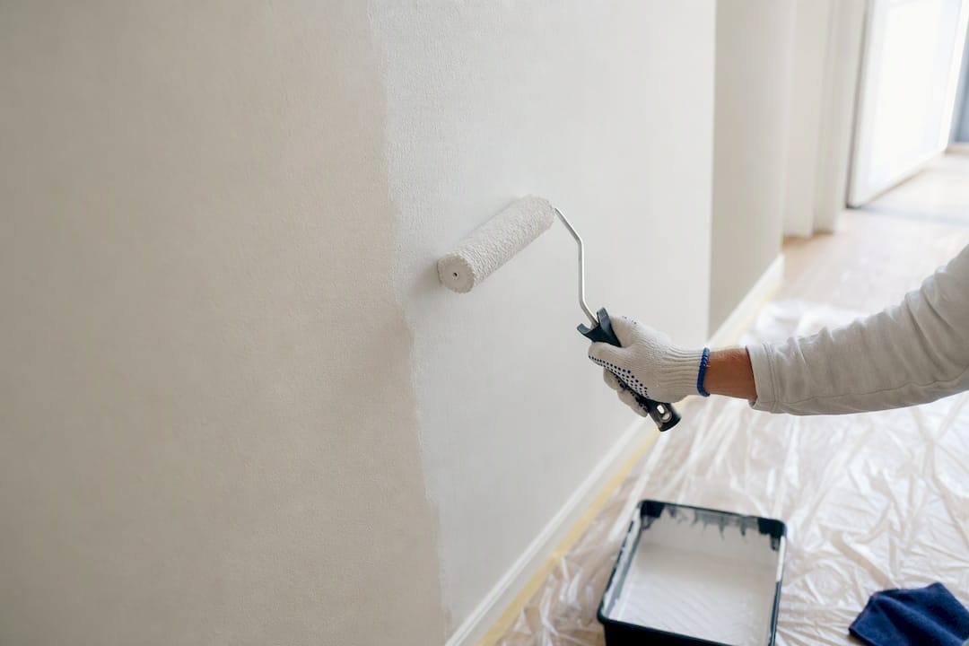 Roller applicerar spärrprimer på den rengjorda väggen