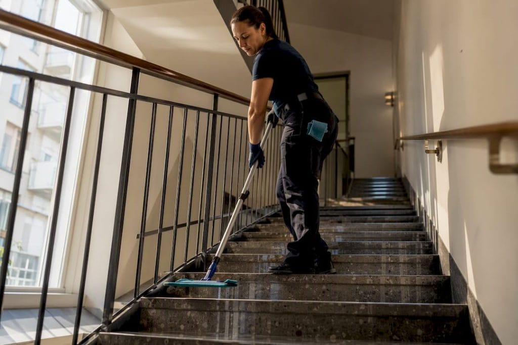 Städare moppar trapporna i en bostadsrättsförening