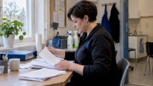 1790831818743_Kvalitetsansvarig-sorterar-underlag-for-miljomarkning - Varbergs HemService - Varbergs HemService Kvalitetsansvarig går igenom underlag för miljömärkning